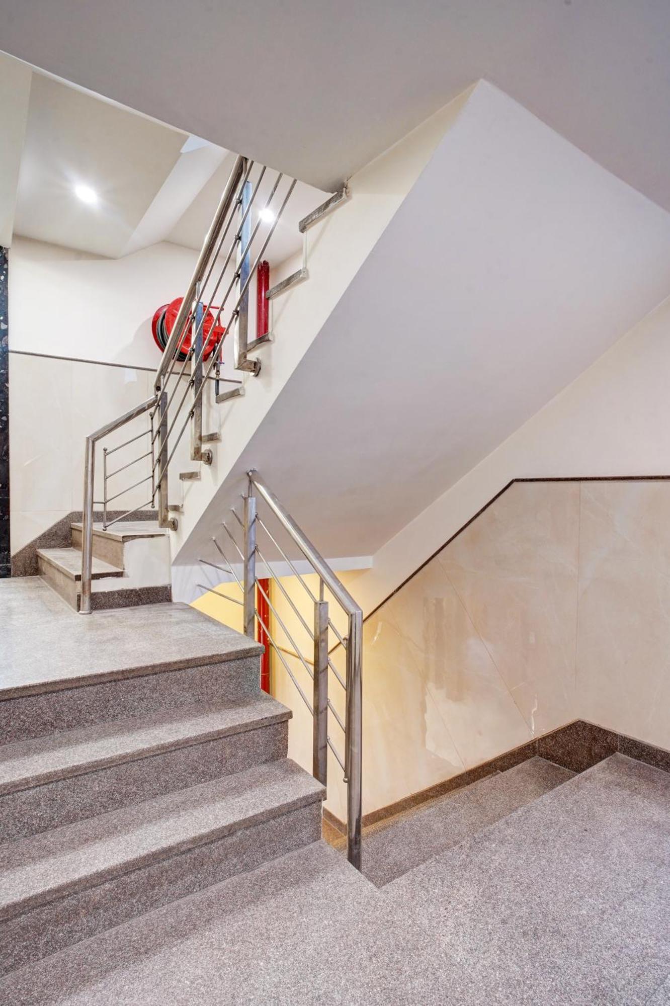 Hotel Just Renovated - Krishna Palace With Parking & Only 2 Mins Walk From Metro New Delhi