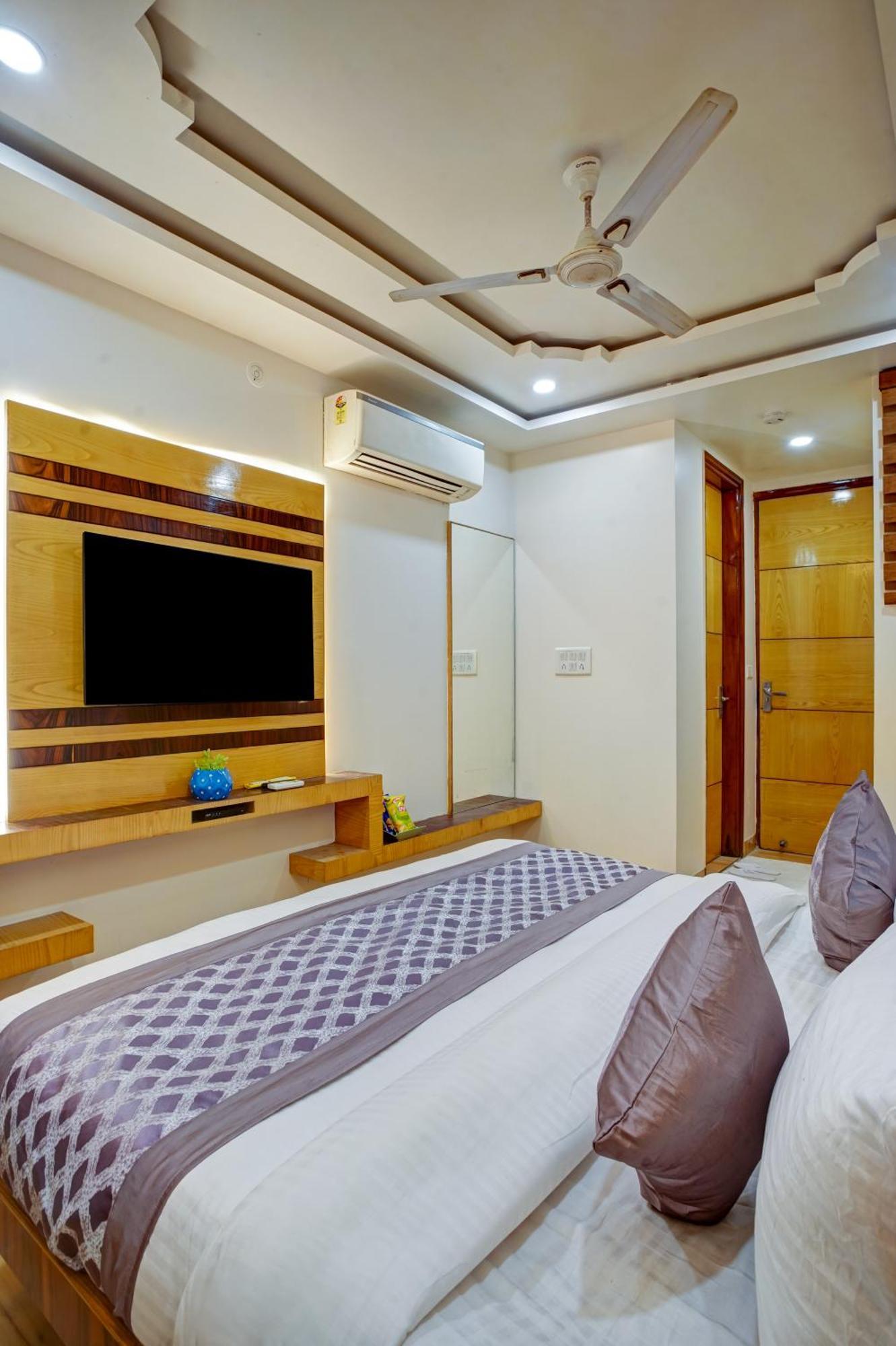 Hotel Just Renovated - Krishna Palace With Parking & Only 2 Mins Walk From Metro