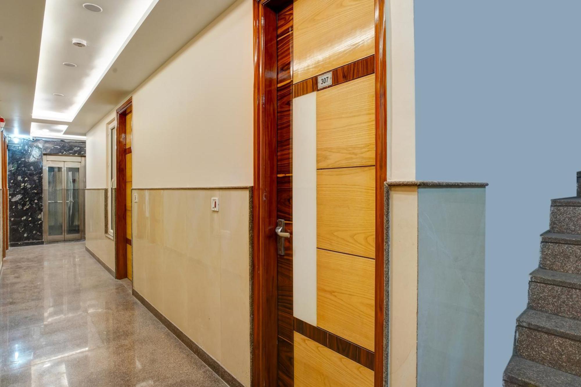 Just Renovated - Krishna Palace With Parking & Only 2 Mins Walk From Metro Hotel 4*
